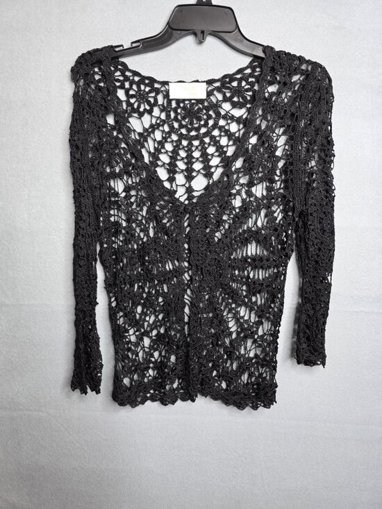 Papillon Blanc Tops - Stylish Black Crocheted Blouse with Long Sleeves & V-Neck - Size M